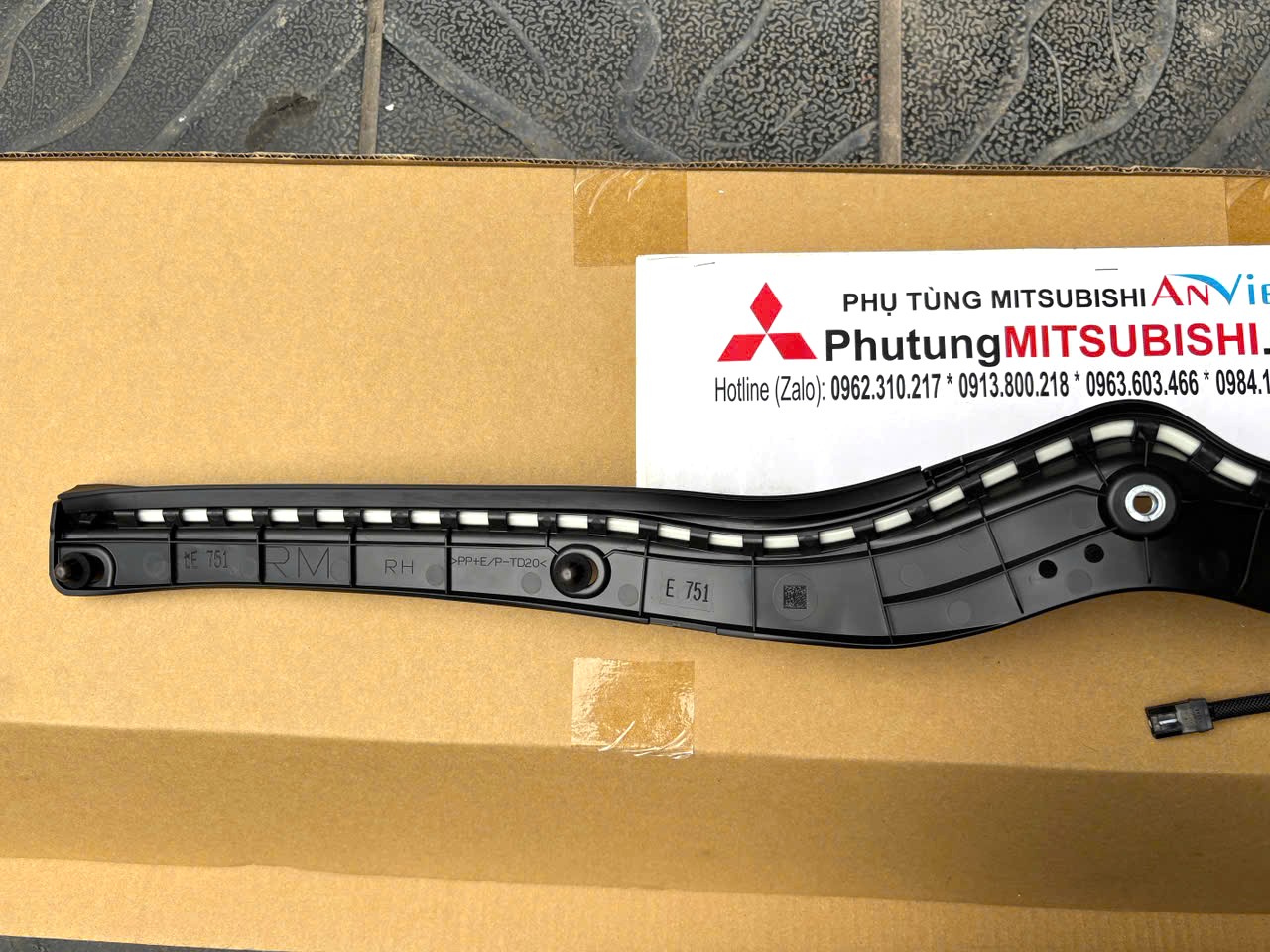Cảm biến đóng mở cửa hậu, cốp sau Mitsubishi XForce 90568B010P 90569B010P