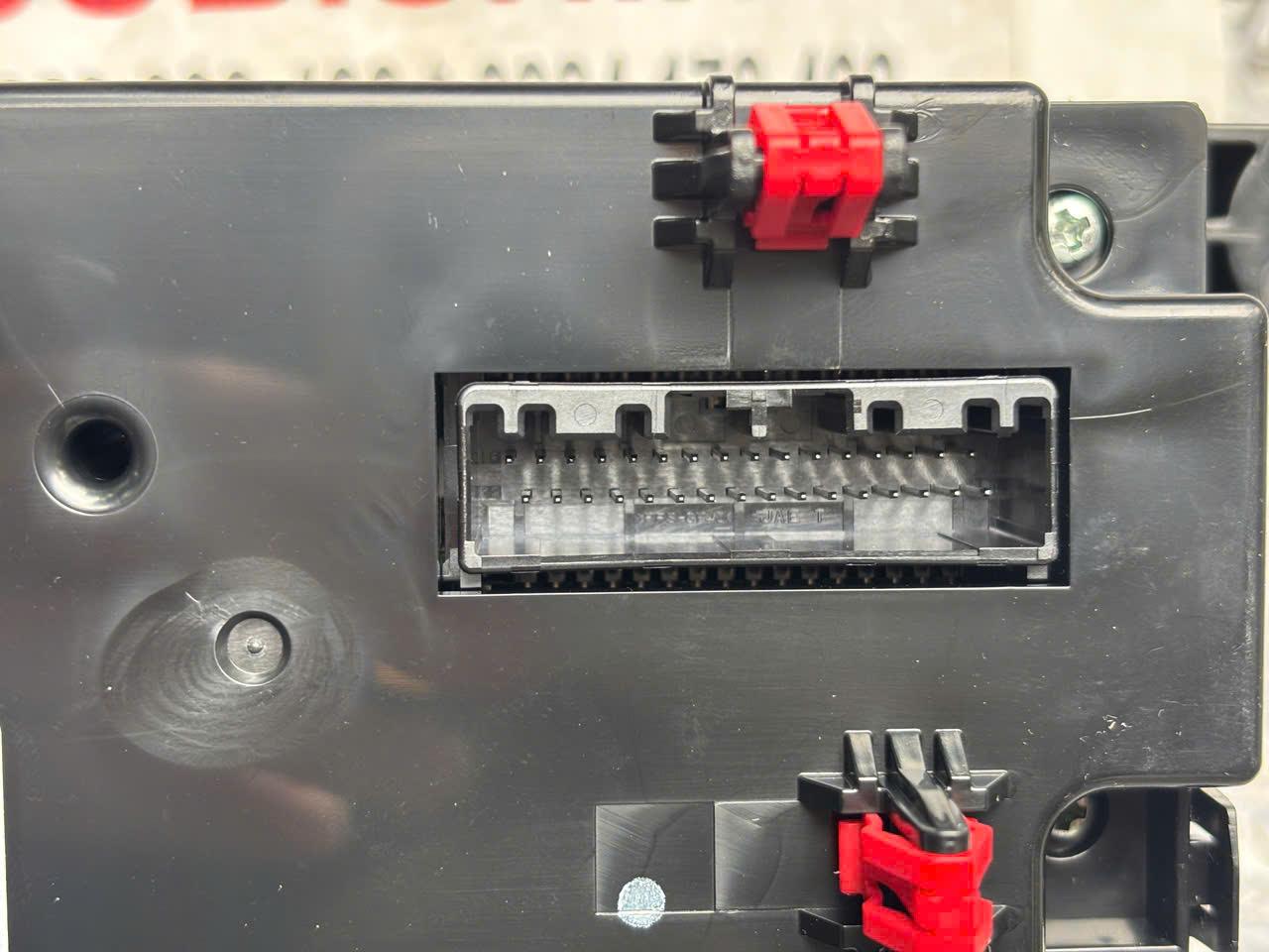 Cụm công tắc điều khiển điều hòa trên Táp lô Mitsubishi XForce 27760B011P