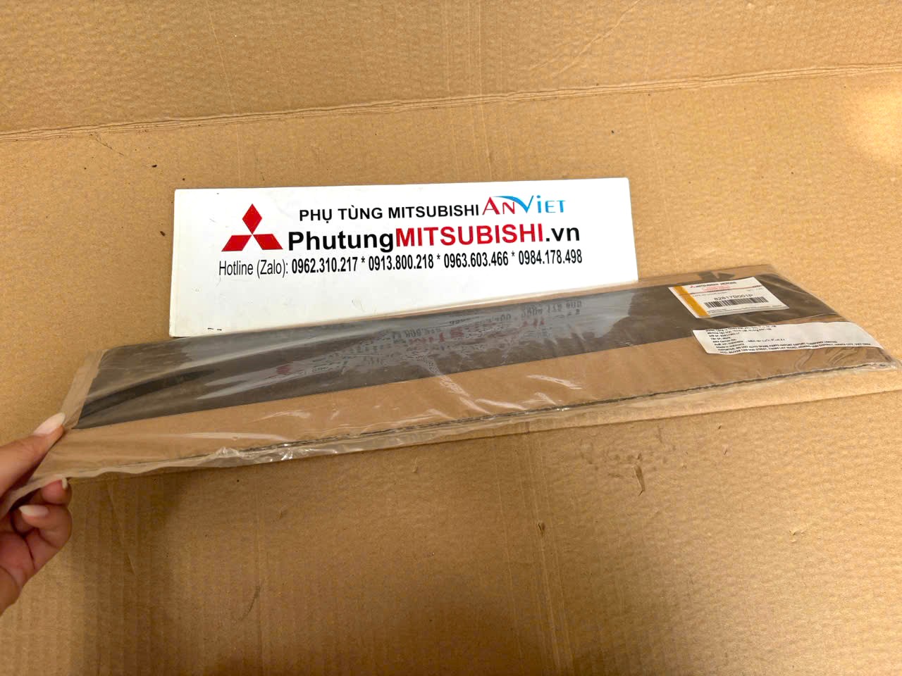 Đề can ốp ngoài trụ kính cánh cửa sau vị trí giữa thân xe Mitsubishi XForce 82818B001P 82817B001P