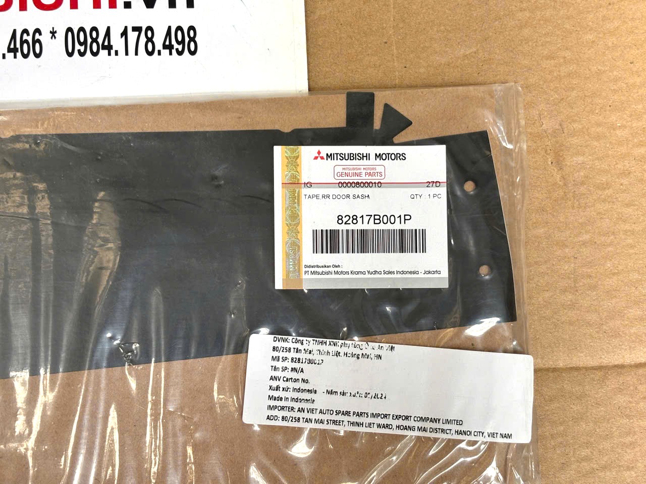 Đề can ốp ngoài trụ kính cánh cửa sau vị trí giữa thân xe Mitsubishi XForce 82818B001P 82817B001P