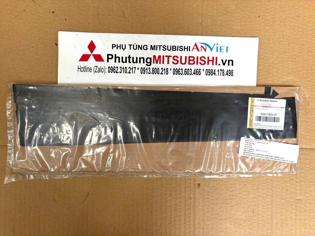 Đề can ốp ngo&agrave;i trụ k&iacute;nh c&aacute;nh cửa sau vị tr&iacute; giữa th&acirc;n xe Mitsubishi XForce