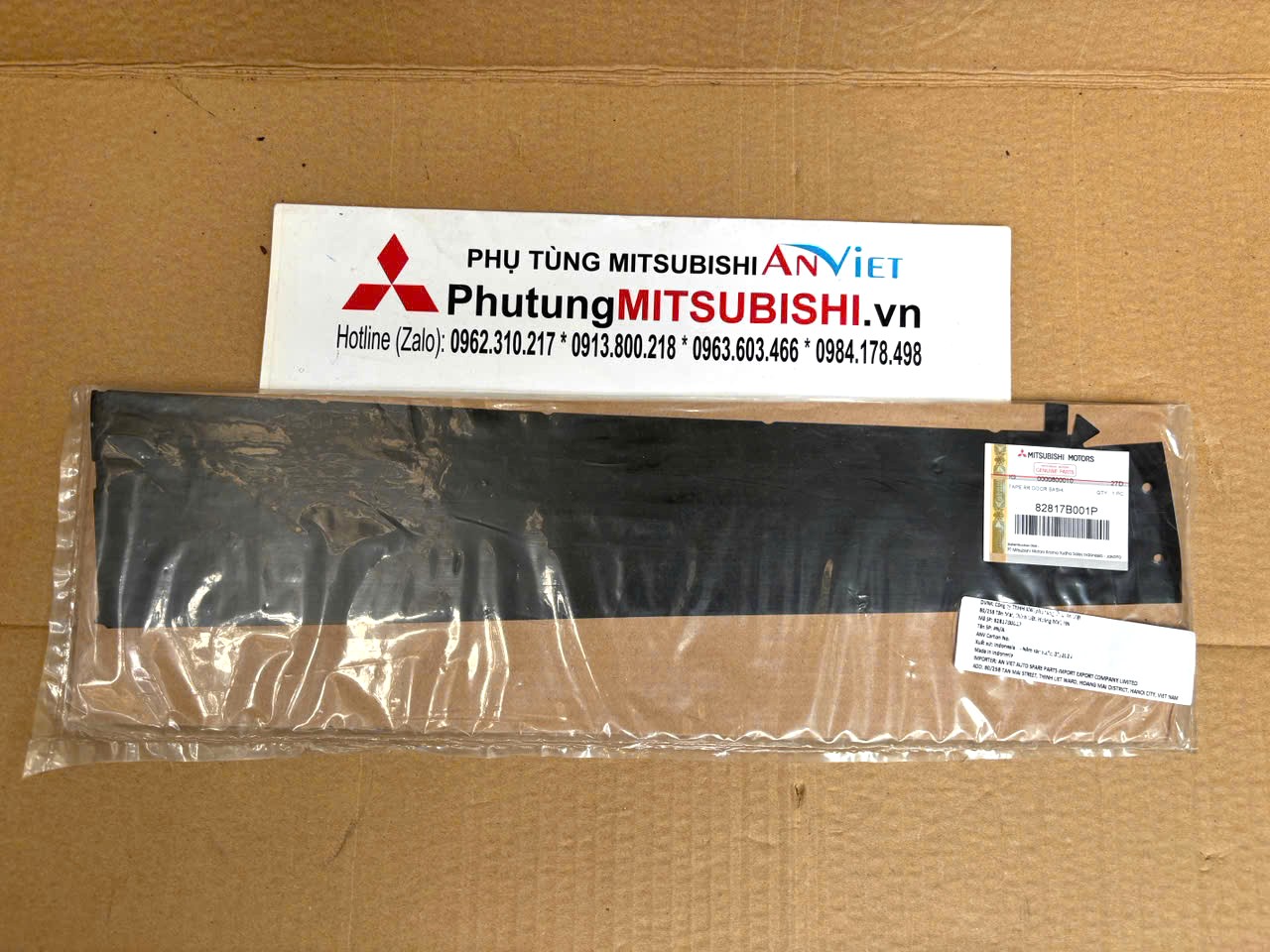 Đề can ốp ngoài trụ kính cánh cửa sau vị trí giữa thân xe Mitsubishi XForce 82818B001P 82817B001P