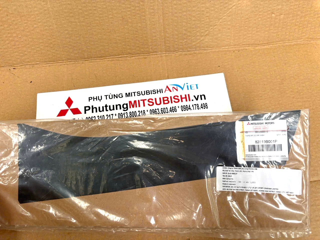 Đề can ốp ngoài trụ kính cánh cửa sau vị trí mép sau Mitsubishi XForce 82818B001P 82819B001P