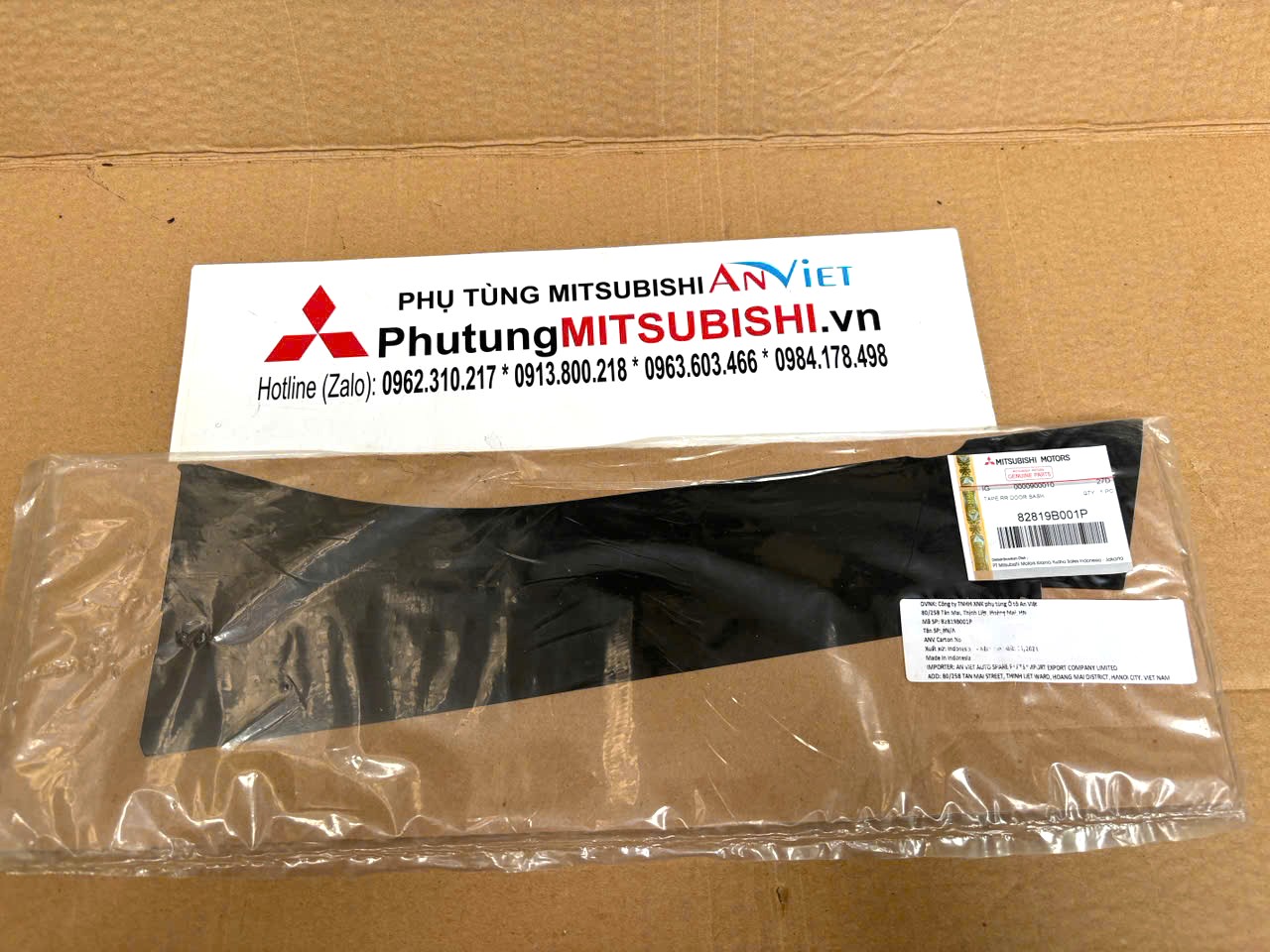 Đề can ốp ngoài trụ kính cánh cửa sau vị trí mép sau Mitsubishi XForce 82818B001P 82819B001P