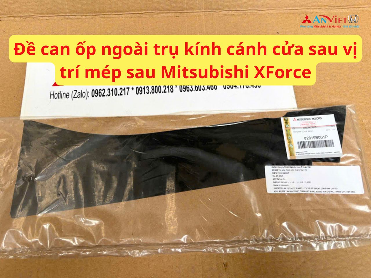 Đề can ốp ngoài trụ kính cánh cửa sau vị trí mép sau Mitsubishi XForce 82818B001P 82819B001P