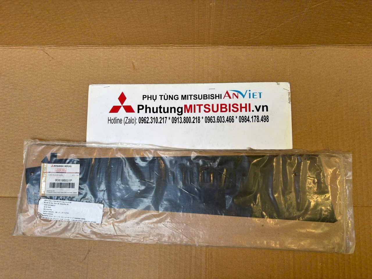 Đề can ốp ngoài trụ kính cánh cửa trước vị trí giữa thân xe Mitsubishi XForce 80818B001P 80819B001P