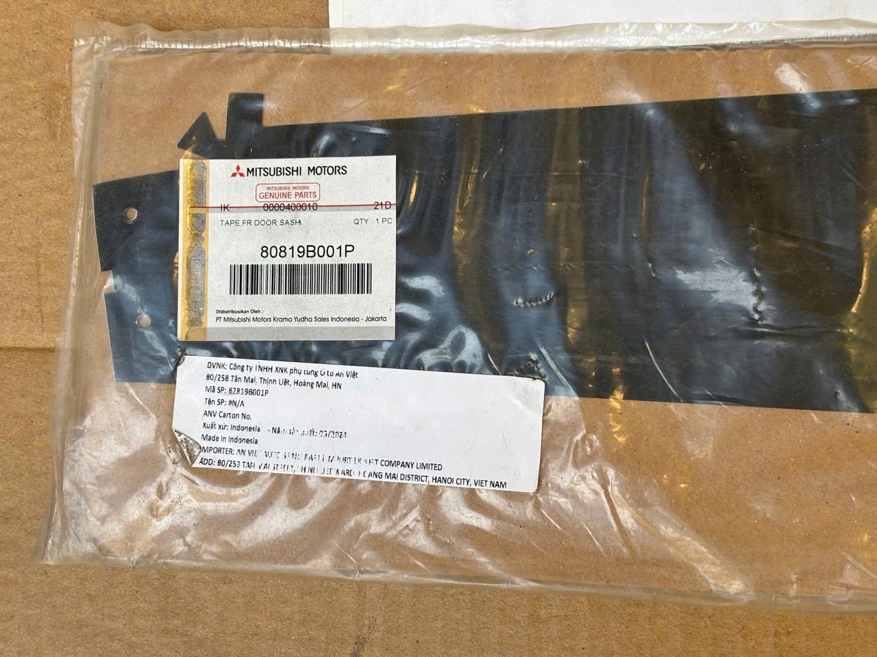 Đề can ốp ngoài trụ kính cánh cửa trước vị trí giữa thân xe Mitsubishi XForce 80818B001P 80819B001P
