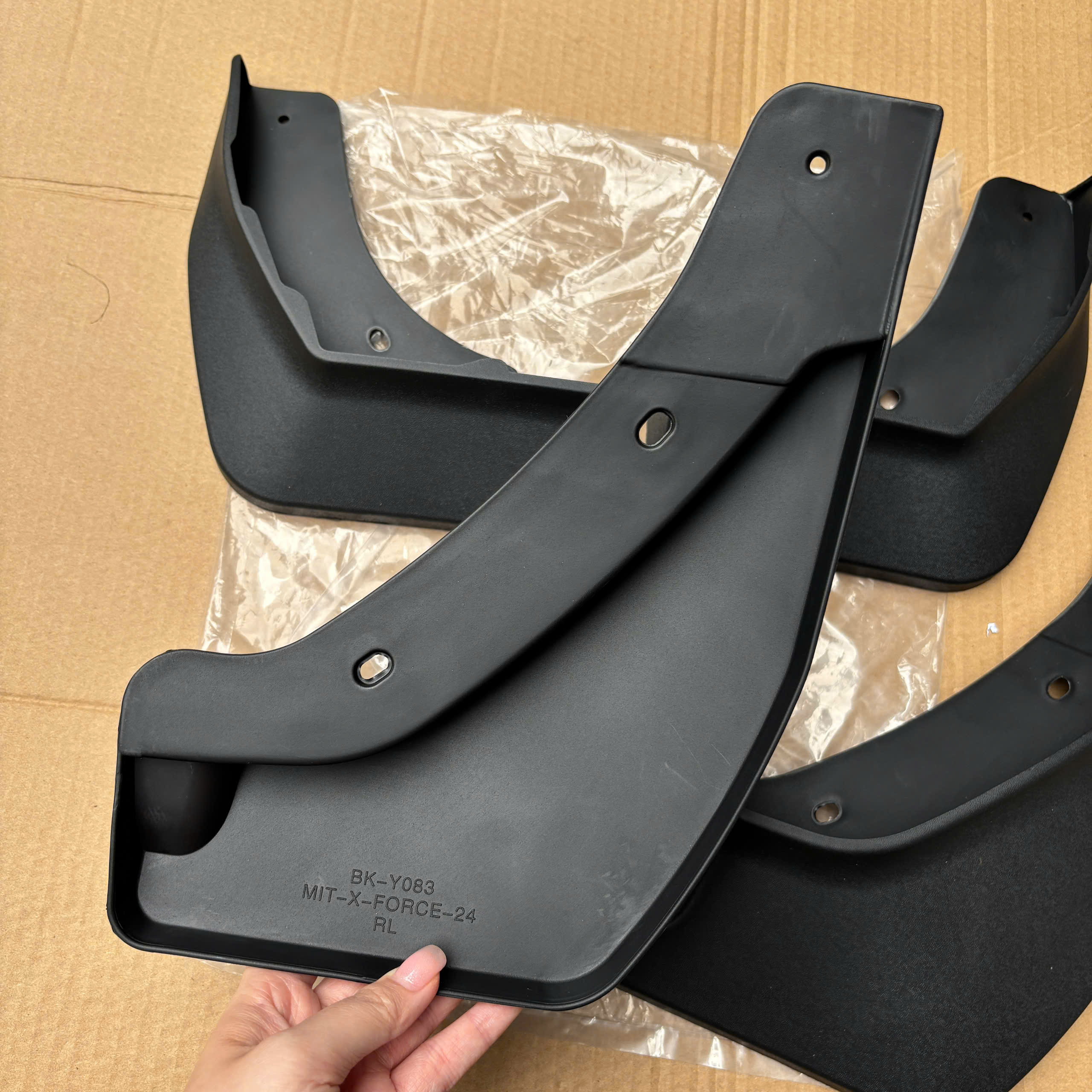 Chắn bùn xe Mitsubishi Xforce (Kèm Đủ bộ ốc vít)