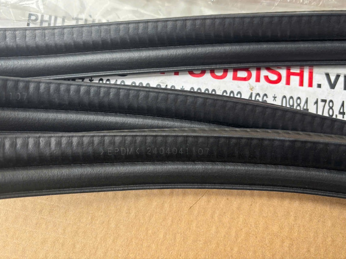 Gioăng êm cốp sau, trên cánh cửa hậu Mitsubishi XForce 90830B020P