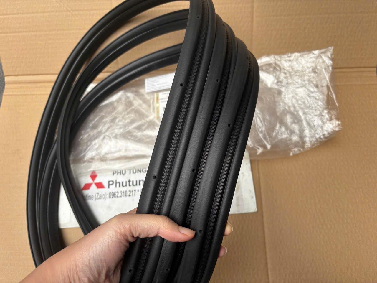 Gioăng êm cốp sau, trên cánh cửa hậu Mitsubishi XForce 90830B020P