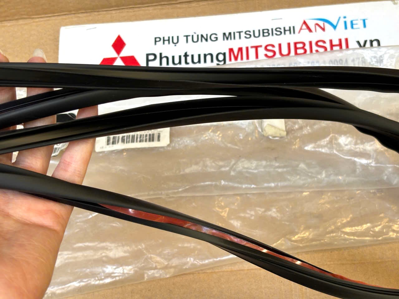 Gioăng Kính Chắn Gió Trước Xe Mitsubishi Xforce 72752B020P