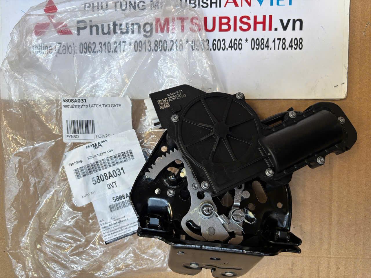 Kh&oacute;a ngậm cửa hậu, cốp điện sau 6 giắc Mitsubishi XForce