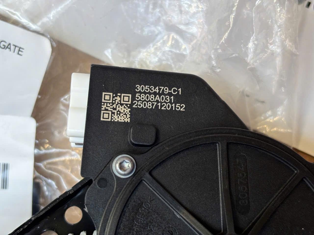 Khóa ngậm cửa hậu, cốp điện sau 6 giắc Mitsubishi XForce 5808A031