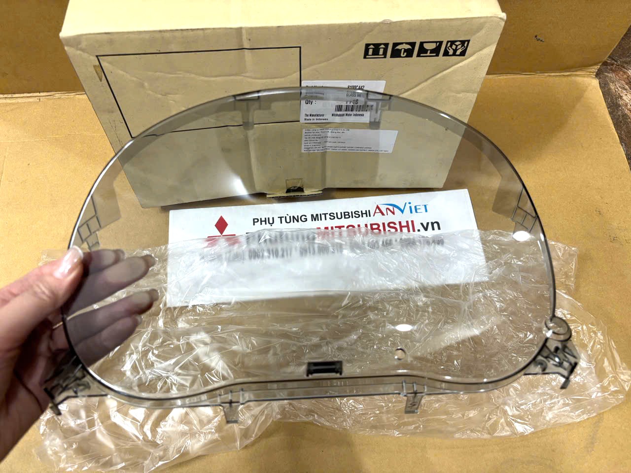 Mặt kính đồng hồ công tơ mét xe Mitsubishi XForce 8100C442