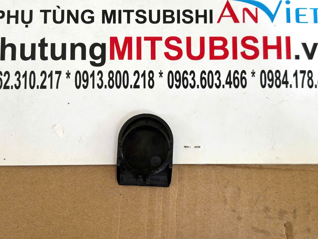 Nút, nắp nhựa che ốc bắt tay gạt mưa trước Mitsubishi XForce 8250A558