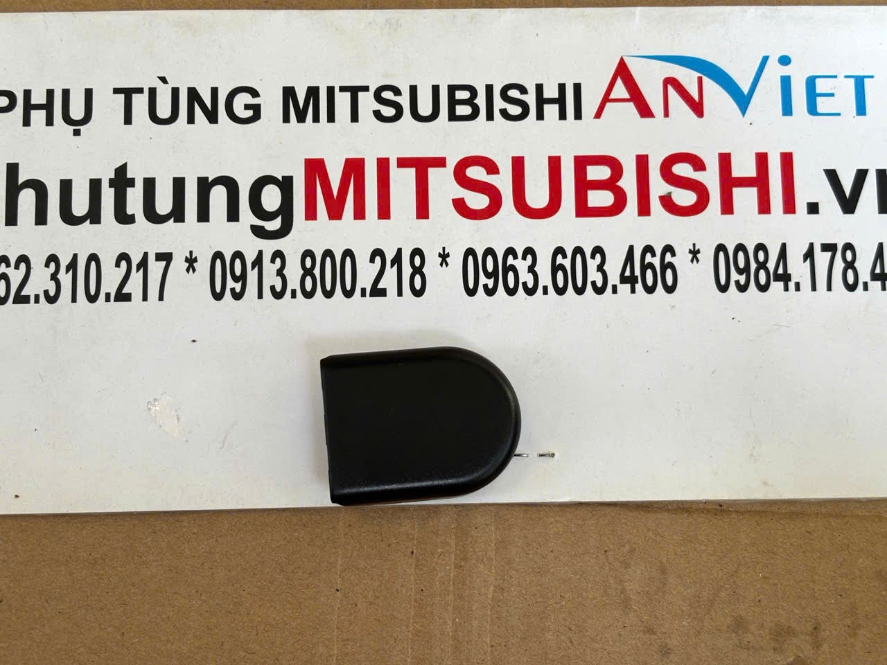 Nút, nắp nhựa che ốc bắt tay gạt mưa trước Mitsubishi XForce 8250A558