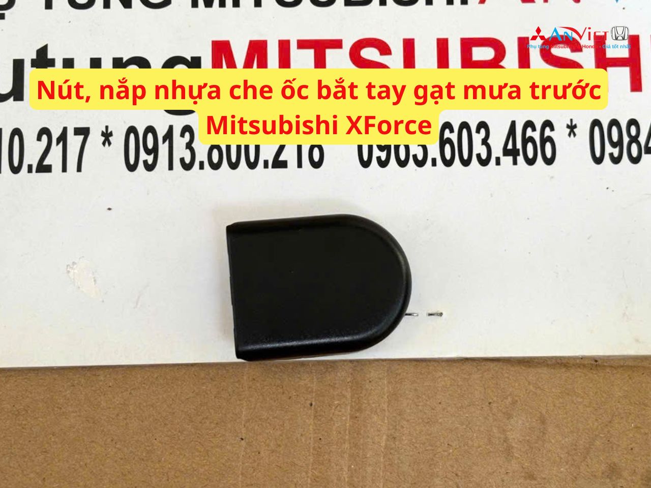 Nút, nắp nhựa che ốc bắt tay gạt mưa trước Mitsubishi XForce 8250A558
