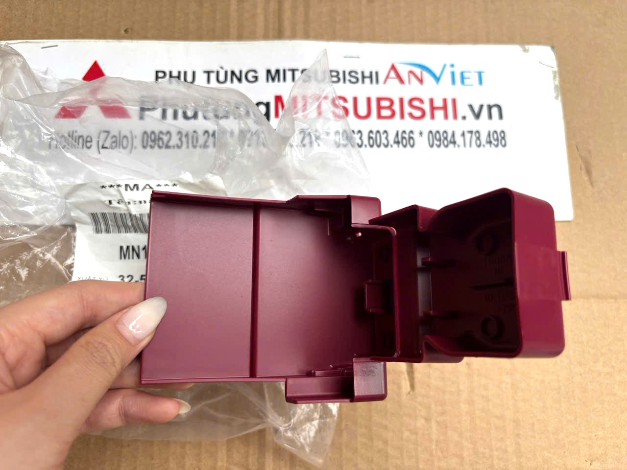 Nắp nhựa chụp che đầu cọc dương ắc quy Mitsubishi XForce MN108116