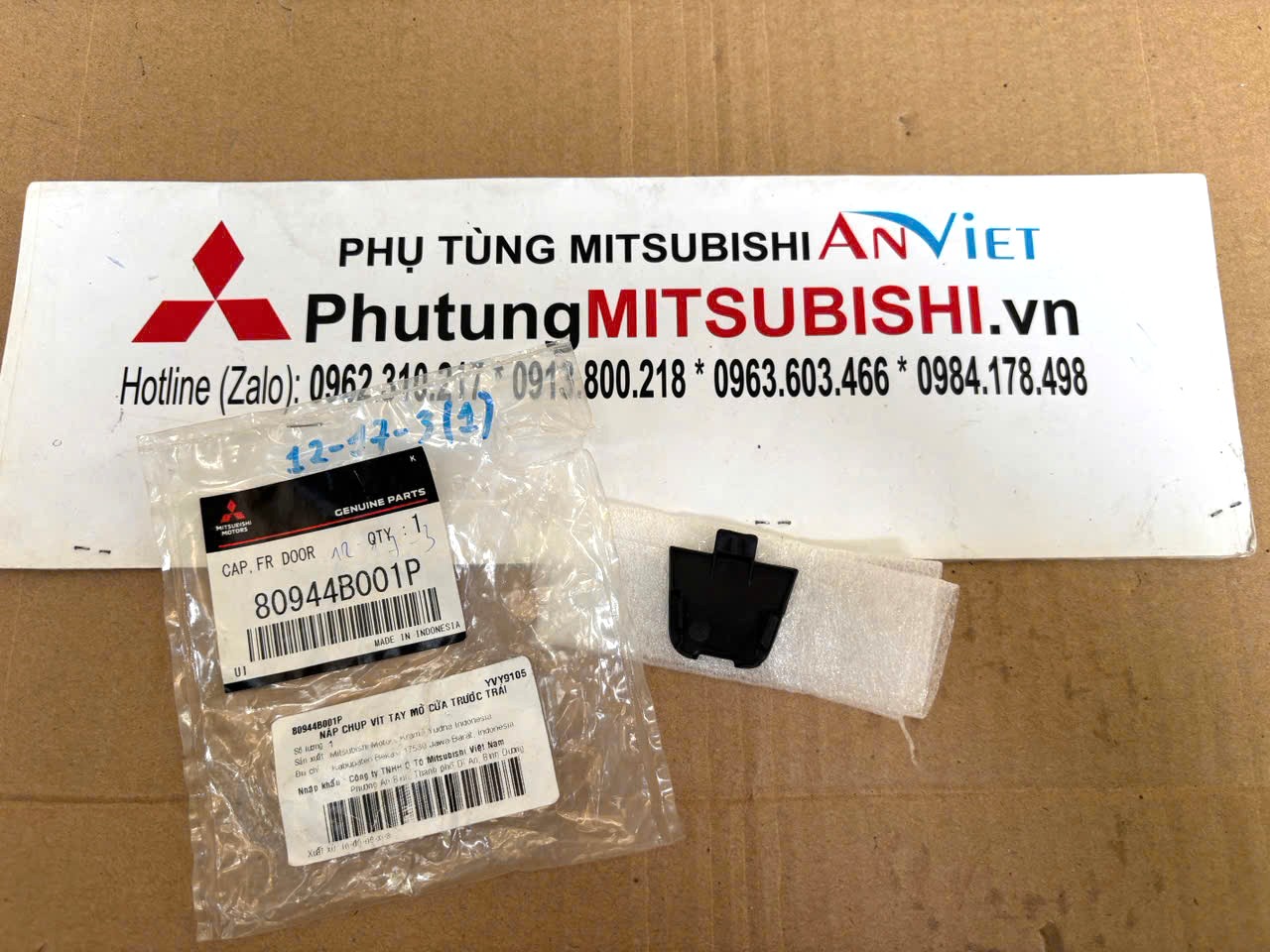 Nắp nhựa che ốc v&iacute;t bắt t&aacute;p py cửa Mitsubishi XForce 80944B001P