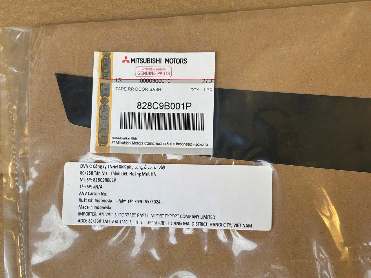 Nẹp viền cánh cửa sau phía trên sát mép nóc Mitsubishi XForce 828C8B001P 828C9B001P