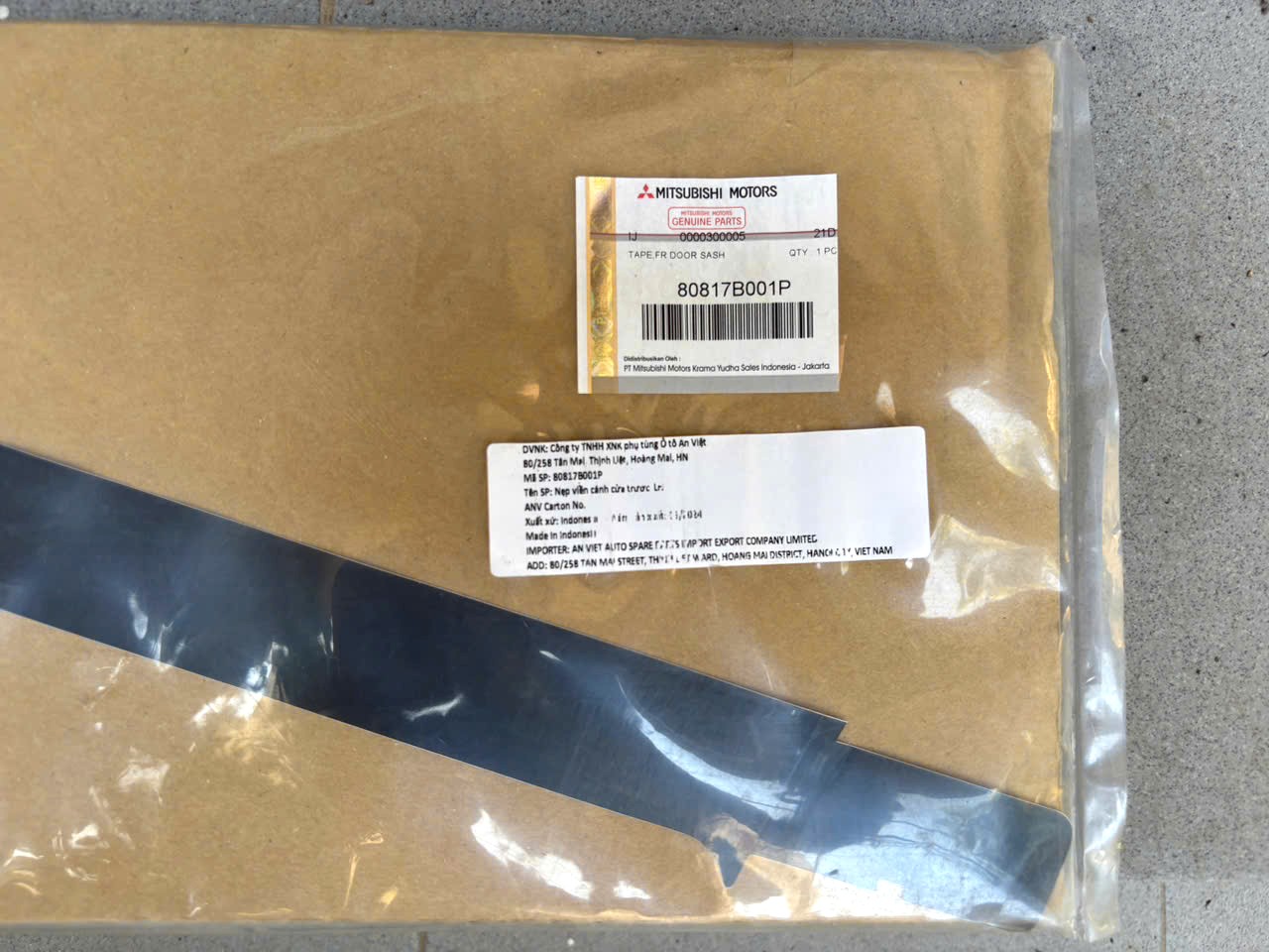 Nẹp viền cánh cửa trước phía trên sát mép nóc Mitsubishi XForce 80816B001P 80817B001P