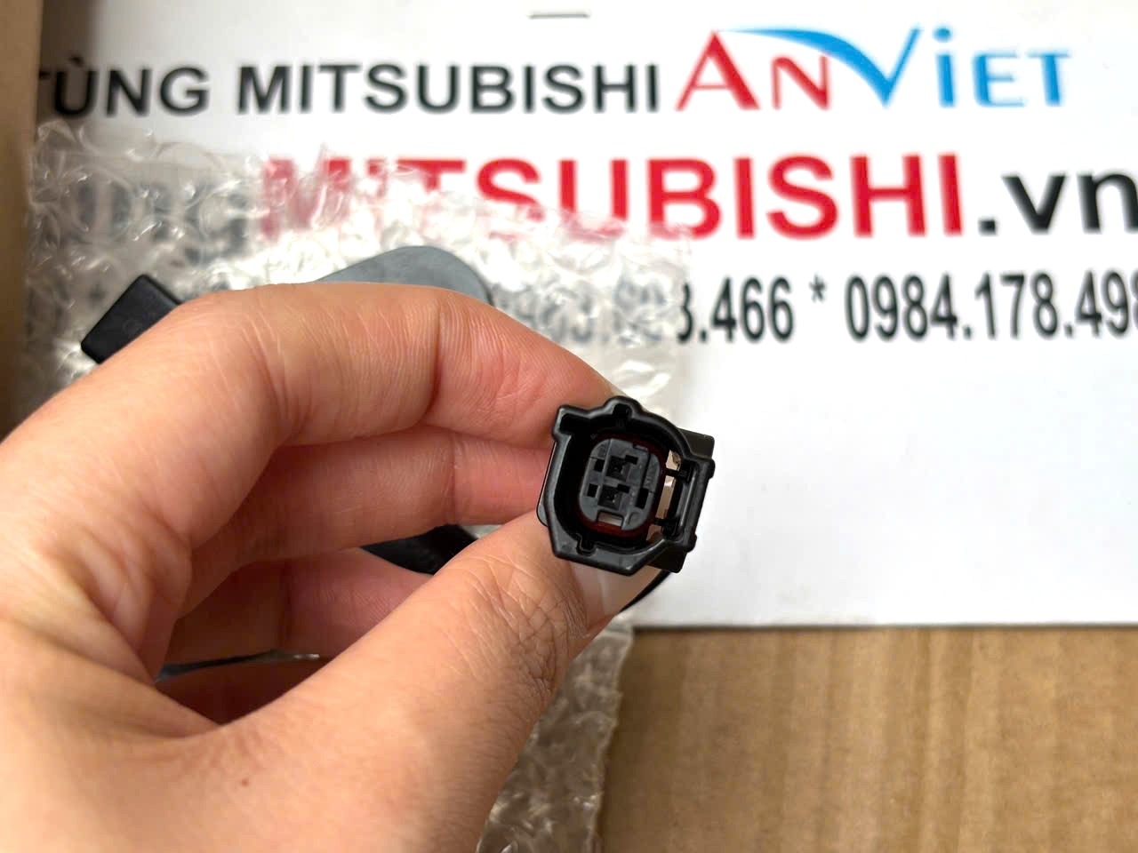 Ăng ten nhận tín hiệu chìa khóa trong xe chỗ hông sau Mitsubishi XForce 285E9B000P