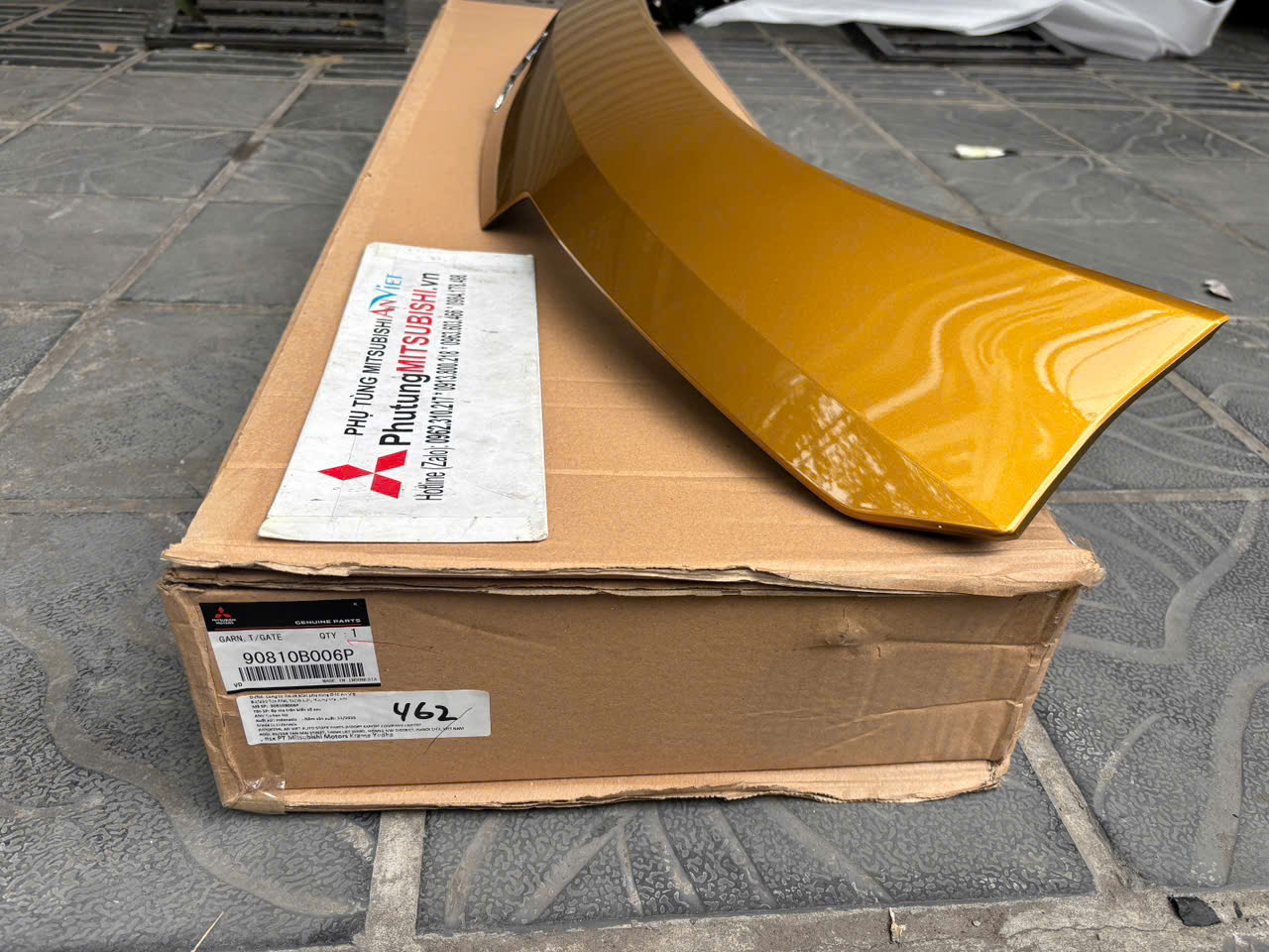 Ốp mạ trên biển số sau cốp cửa hậu Mitsubishi XForce 90810B006P
