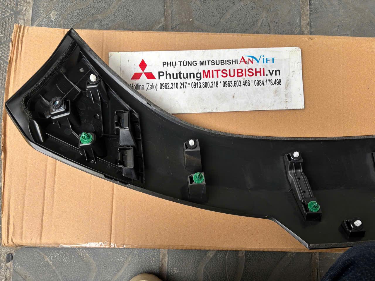Ốp mạ trên biển số sau cốp cửa hậu Mitsubishi XForce 90810B006P