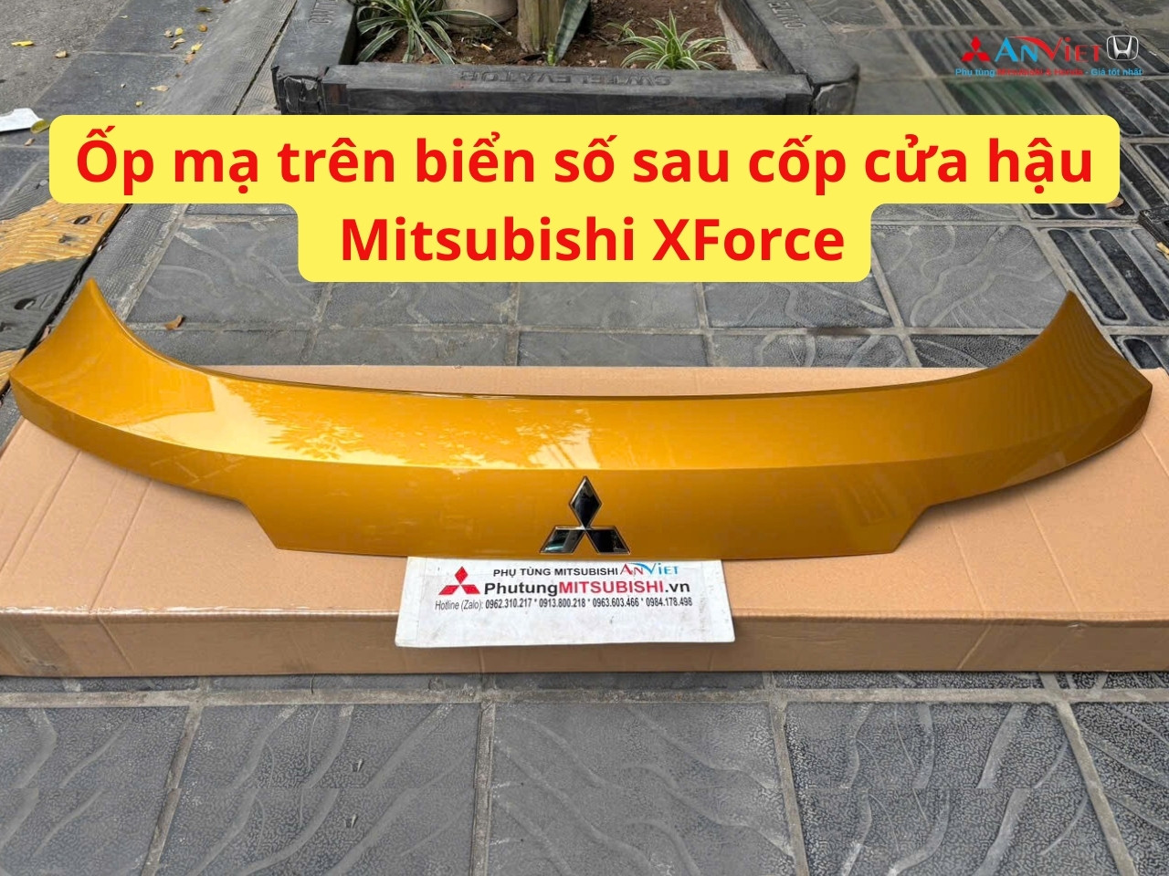 Ốp mạ trên biển số sau cốp cửa hậu Mitsubishi XForce 90810B006P