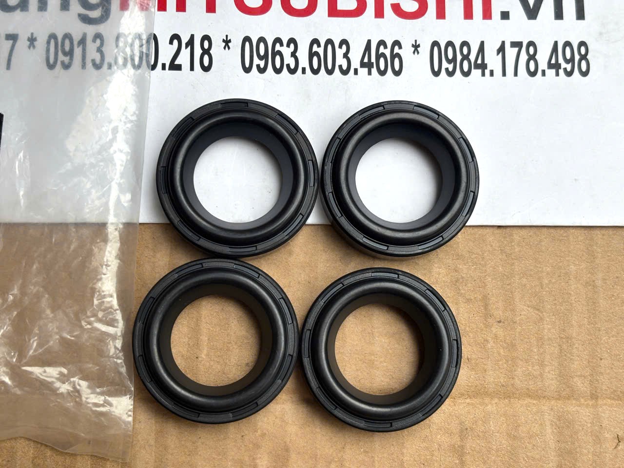 Phớt bugi trên nắp đậy dàn cò xe Mitsubishi XForce MW300404
