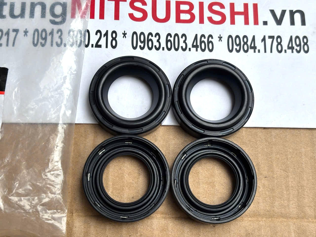 Phớt bugi trên nắp đậy dàn cò xe Mitsubishi XForce MW300404