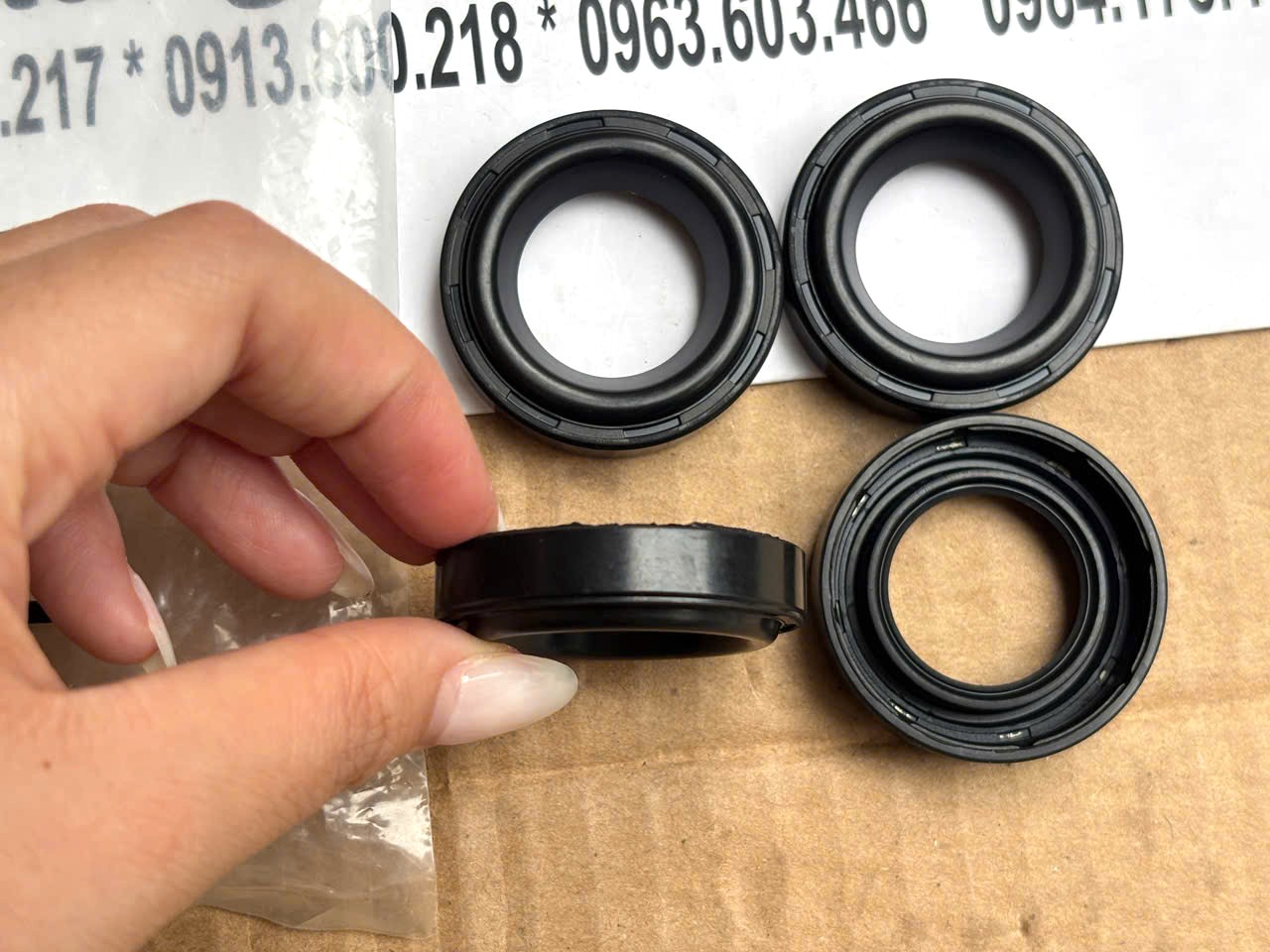 Phớt bugi trên nắp đậy dàn cò xe Mitsubishi XForce MW300404
