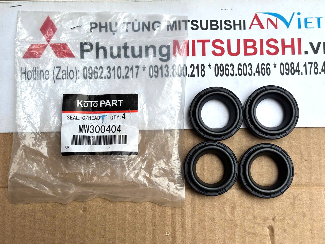 Phớt bugi tr&ecirc;n nắp đậy d&agrave;n c&ograve; xe Mitsubishi XForce