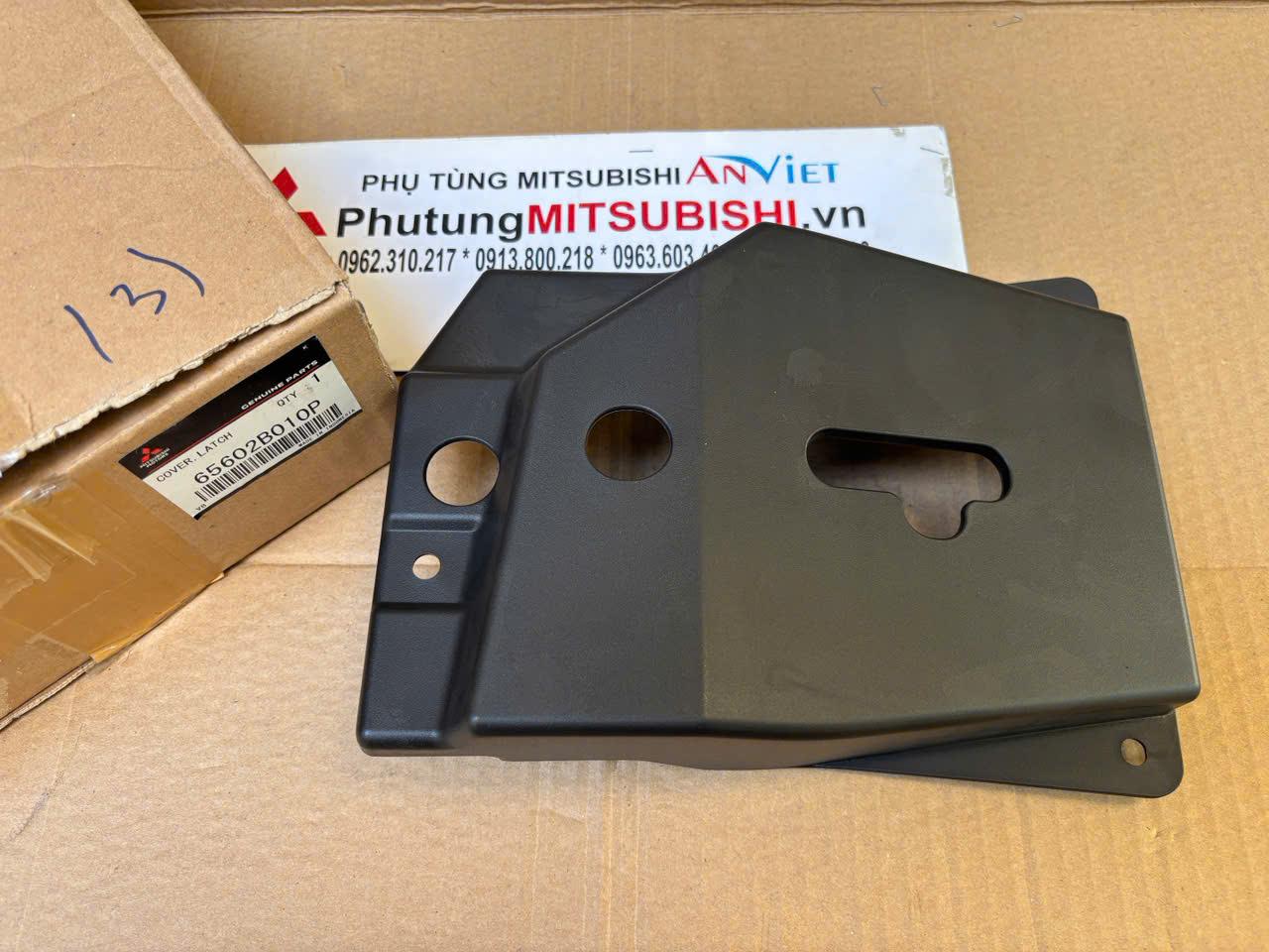 Tấm nhựa che kh&oacute;a ngậm nắp capo Mitsubishi XForce