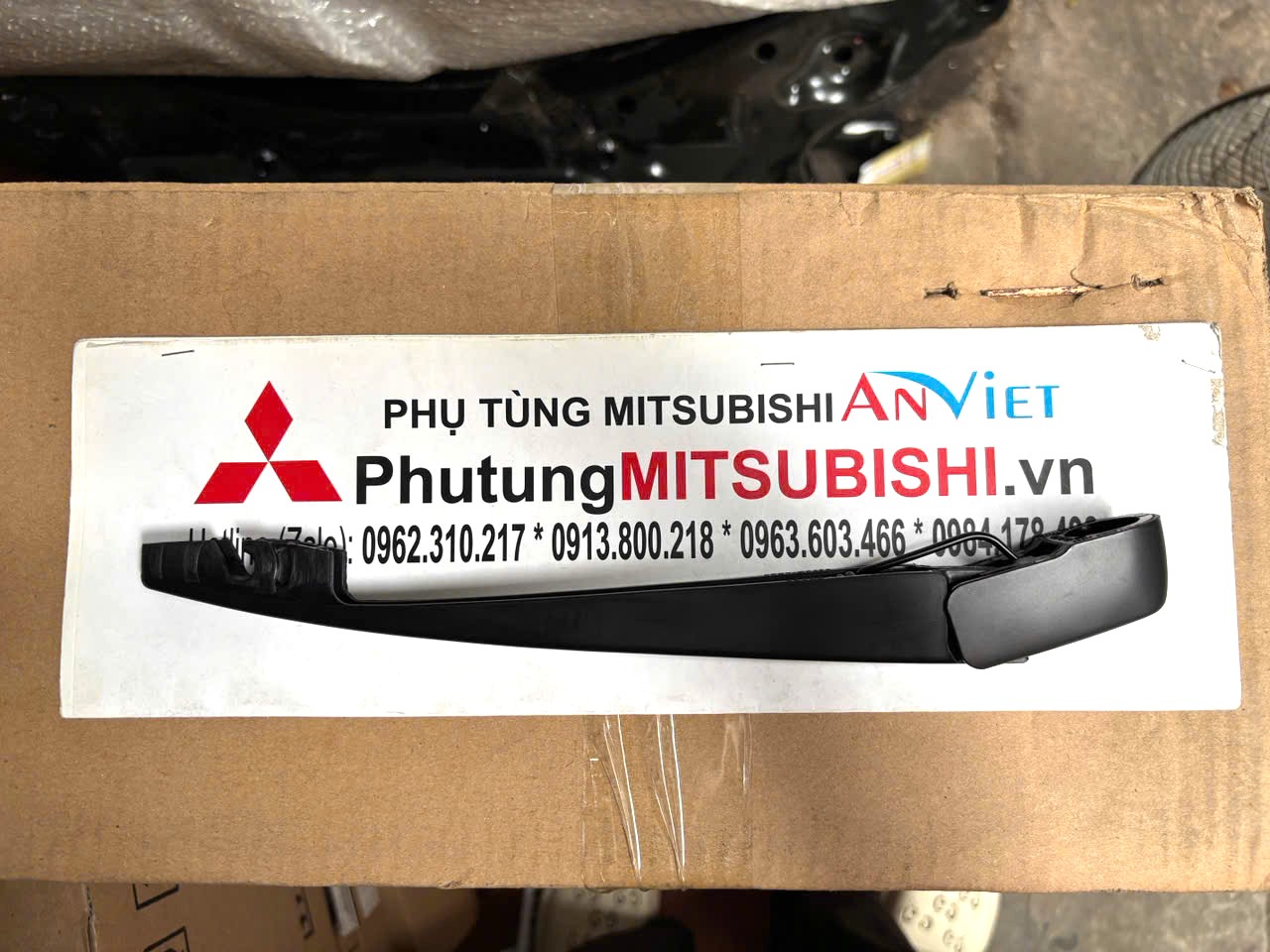 Tay gạt mưa sau Mitsubishi XForce 8253A181