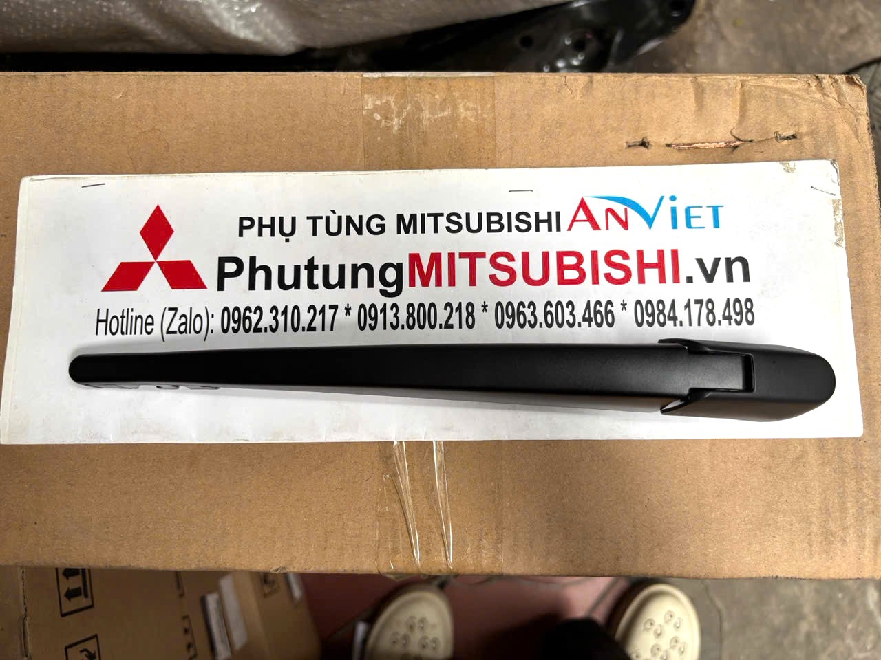 Tay gạt mưa sau Mitsubishi XForce 8253A181