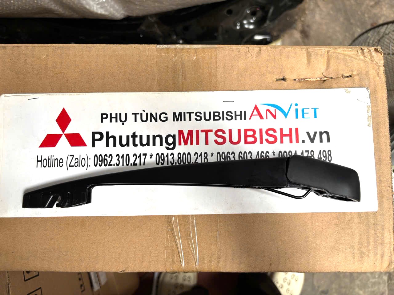 Tay gạt mưa sau Mitsubishi XForce
