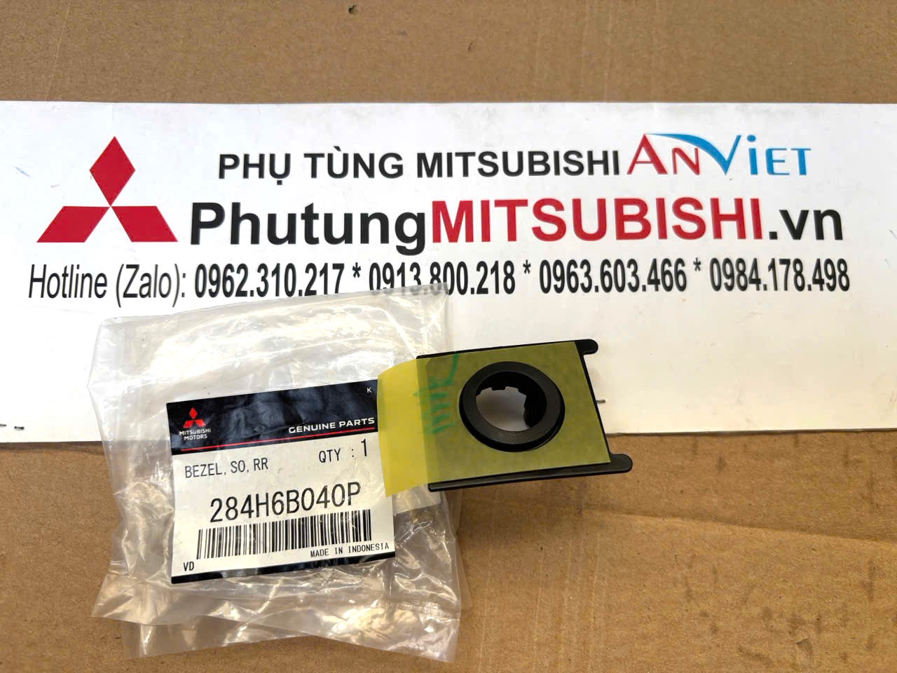 Viền quanh, gi&aacute; bắt Cảm biến l&ugrave;i, cảnh b&aacute;o khoảng c&aacute;ch điểm m&ugrave; ở cản sau Mitsubishi XForce 284H6B040P