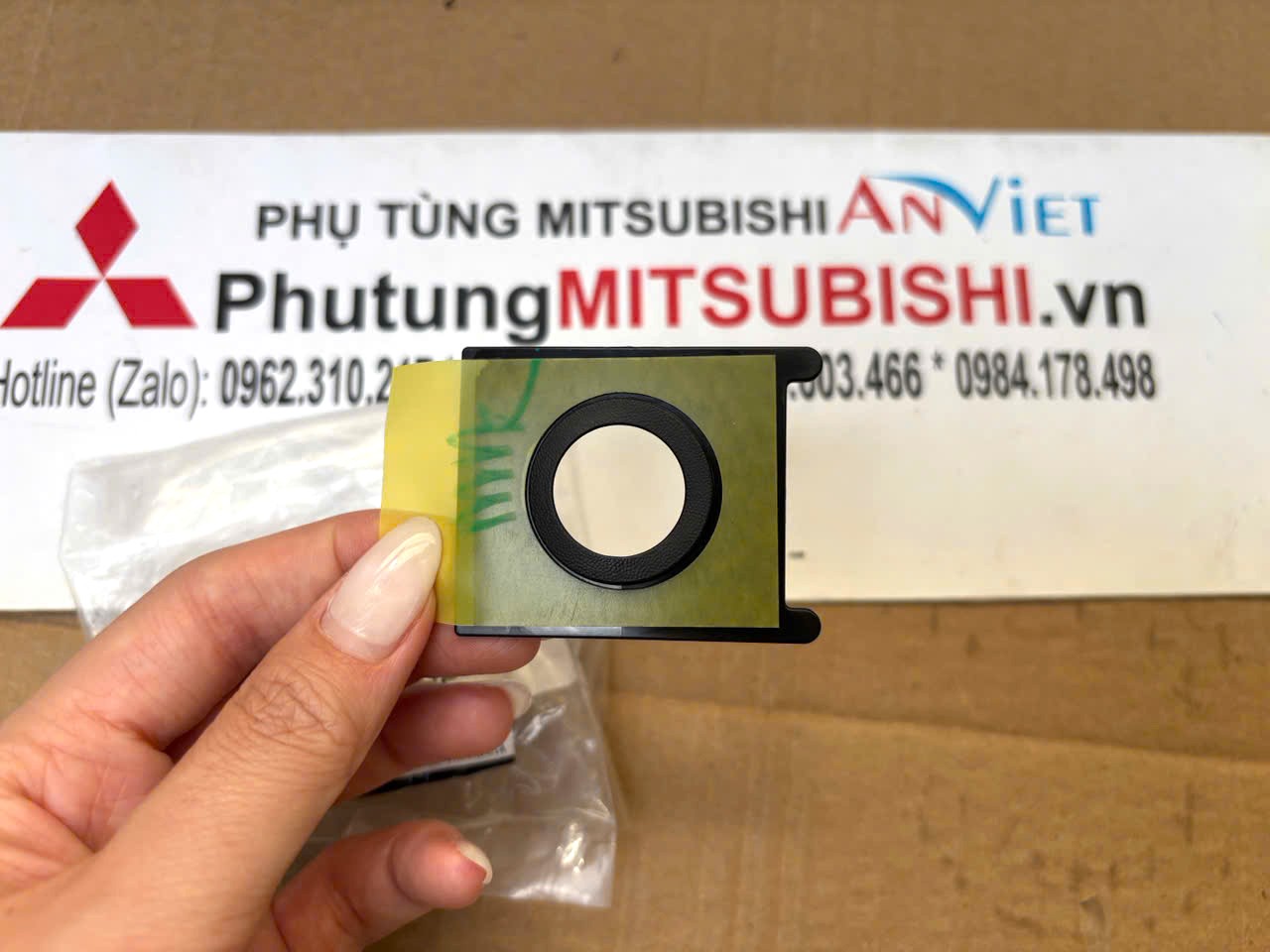 Viền quanh, giá bắt Cảm biến lùi, cảnh báo khoảng cách điểm mù ở cản sau Mitsubishi XForce 284H6B040P