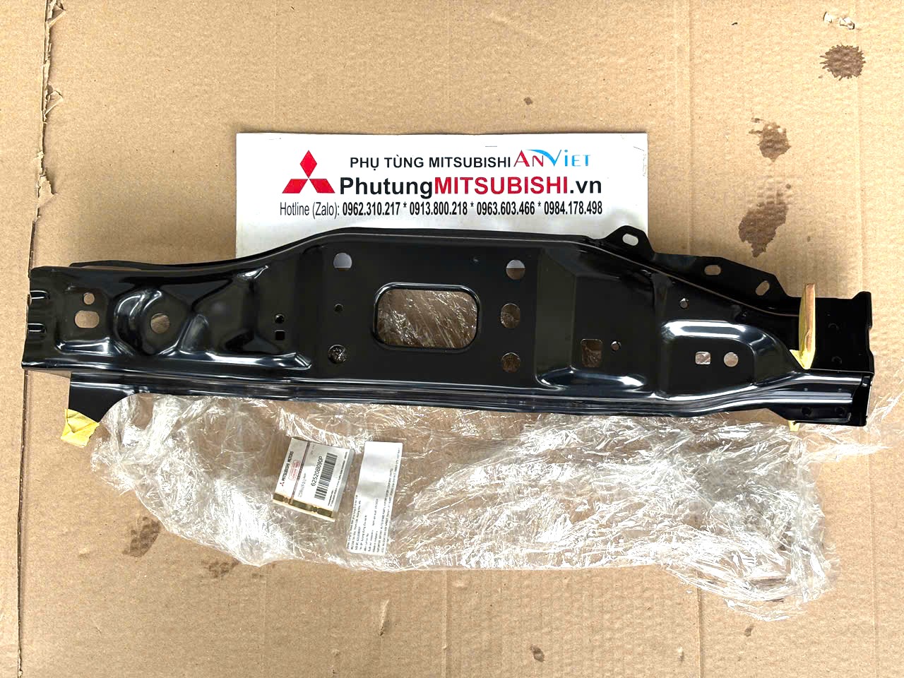 Xương đứng đầu xe Mitsubishi XForce 62520B090P 62521B050P