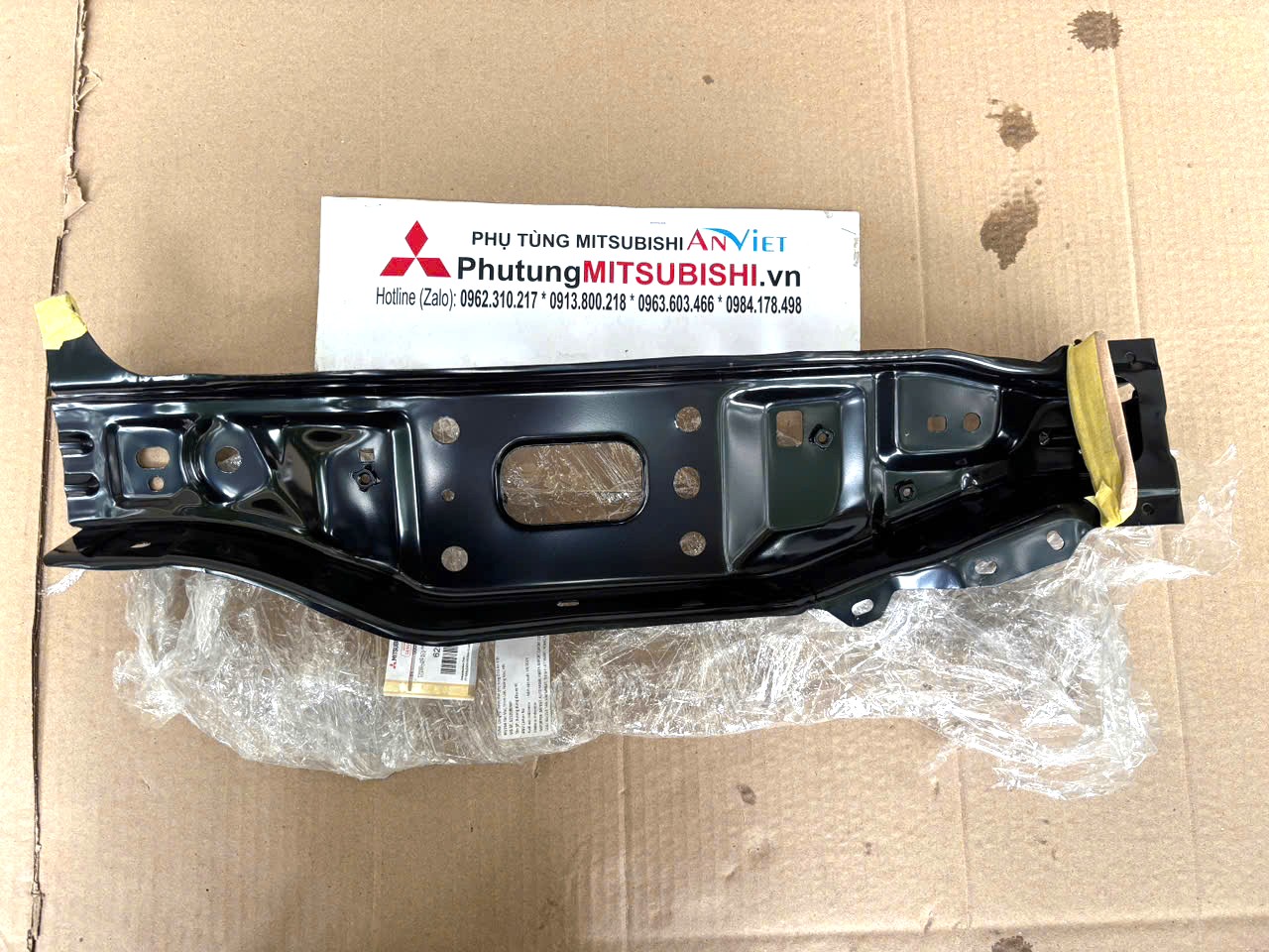 Xương đứng đầu xe Mitsubishi XForce 62520B090P 62521B050P