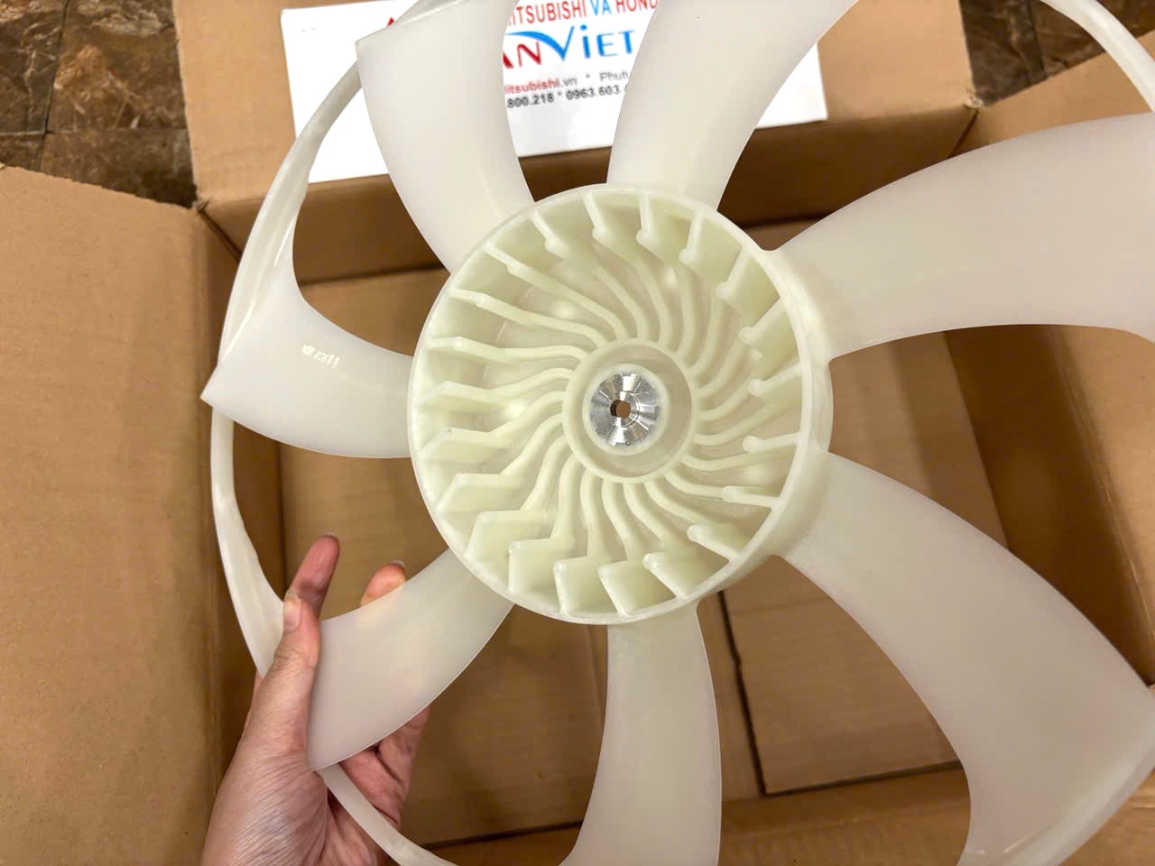 Cánh quạt két nước xe Mitsubishi Xforce