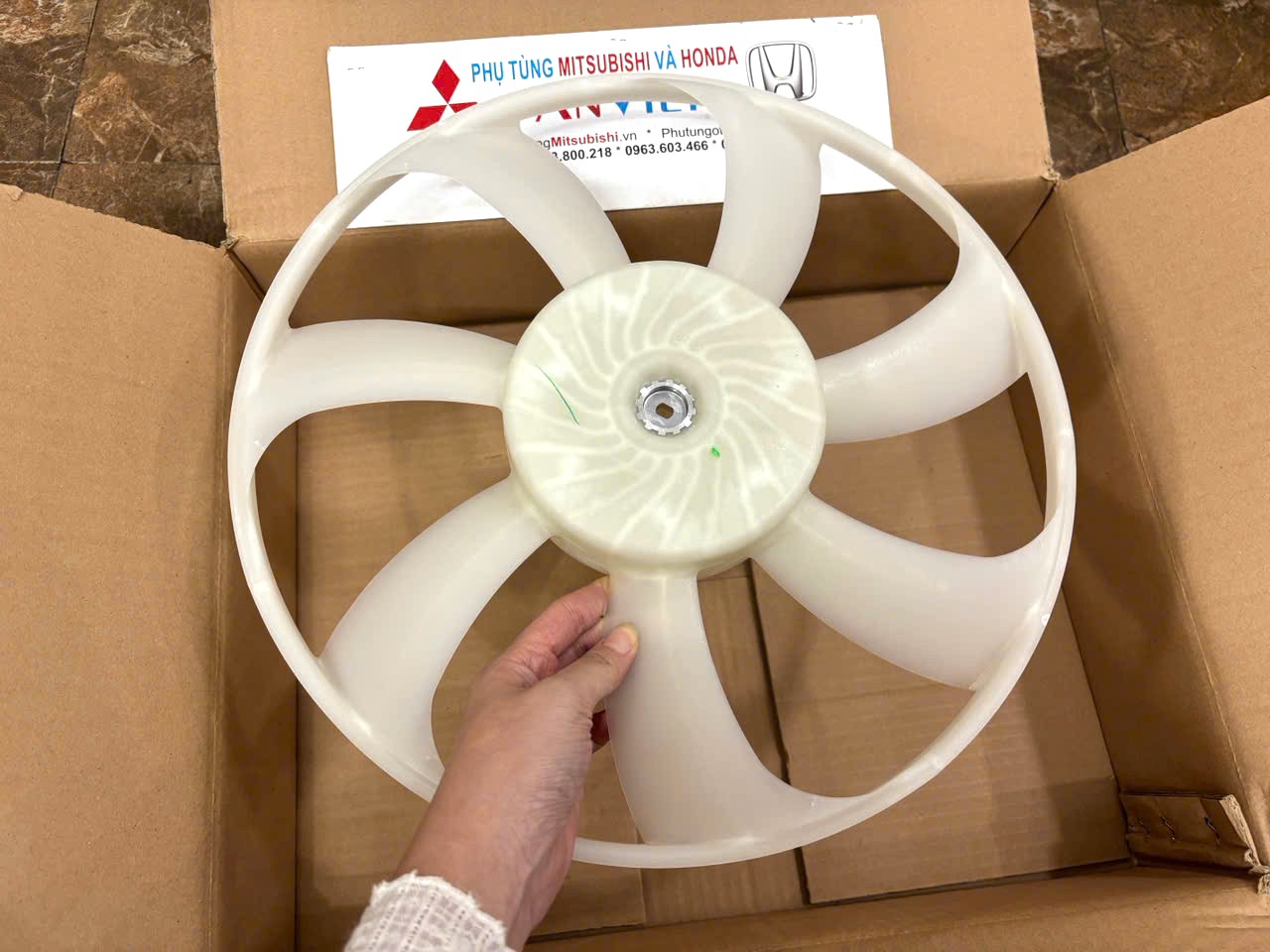 Cánh quạt két nước xe Mitsubishi Xforce