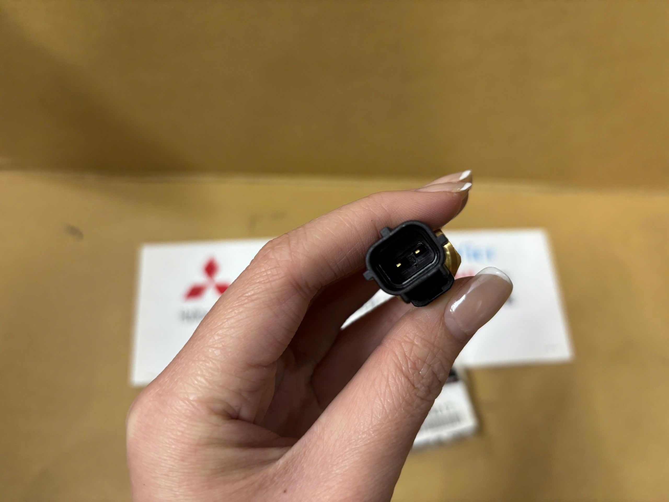 Cảm biến nhiệt độ nước xe Mitsubishi Xforce