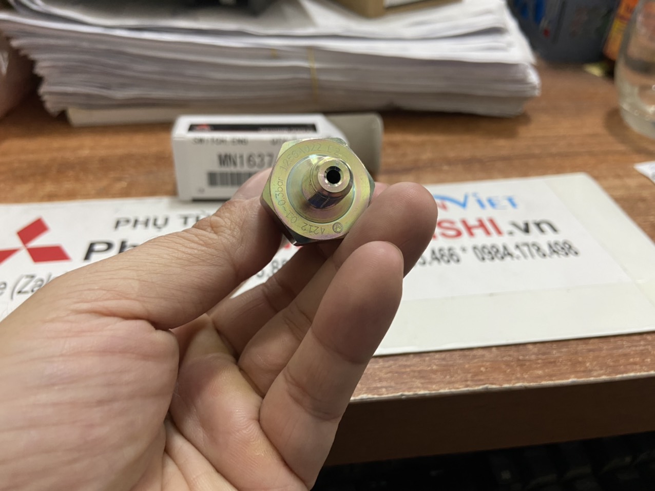 Công tắc, Cảm biến báo áp suất dầu nhớt động cơ xe Mitsubishi Xforce