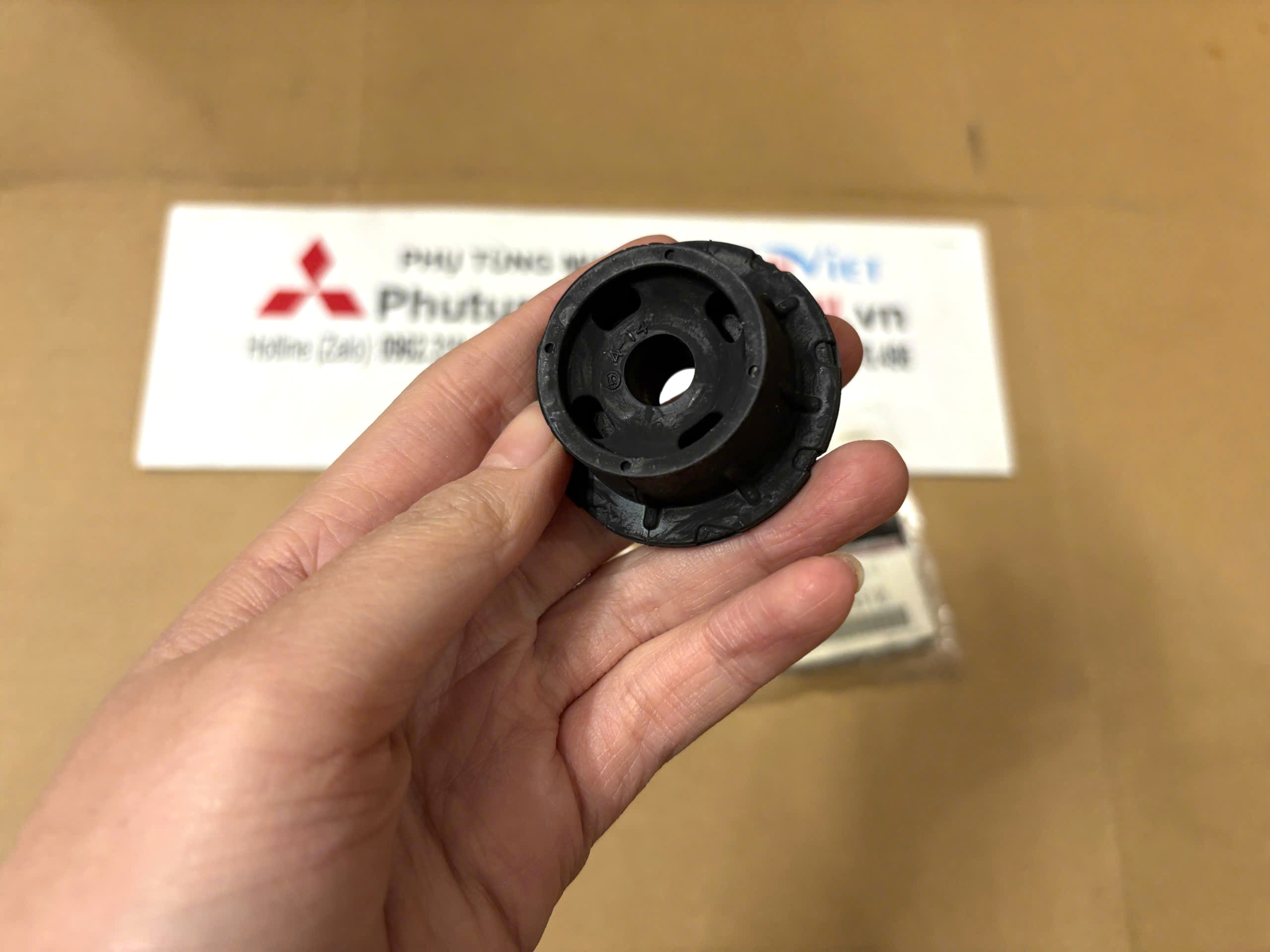 Cao su chân két nước Mitsubishi Xforce