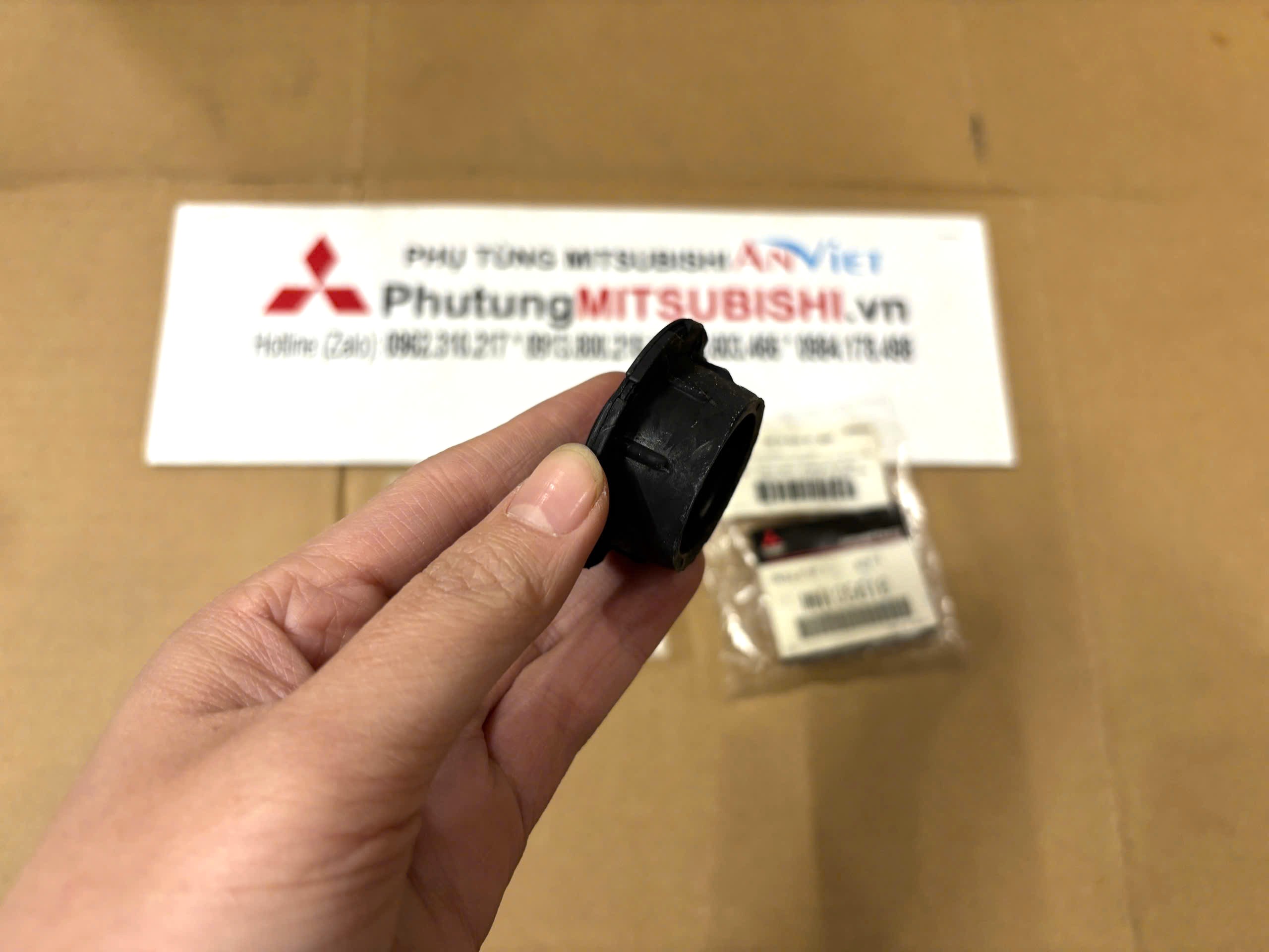 Cao su chân két nước Mitsubishi Xforce