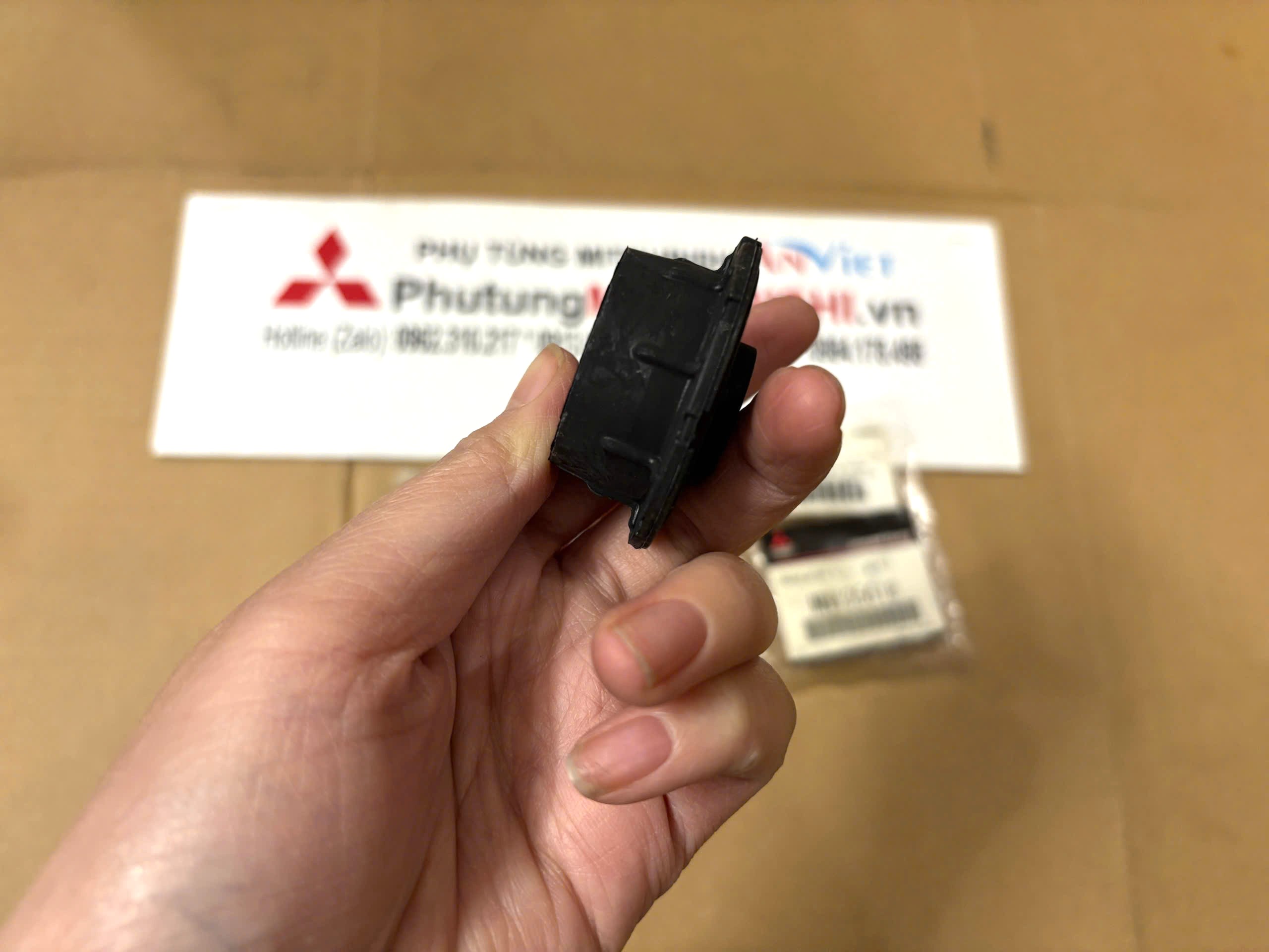 Cao su chân két nước Mitsubishi Xforce