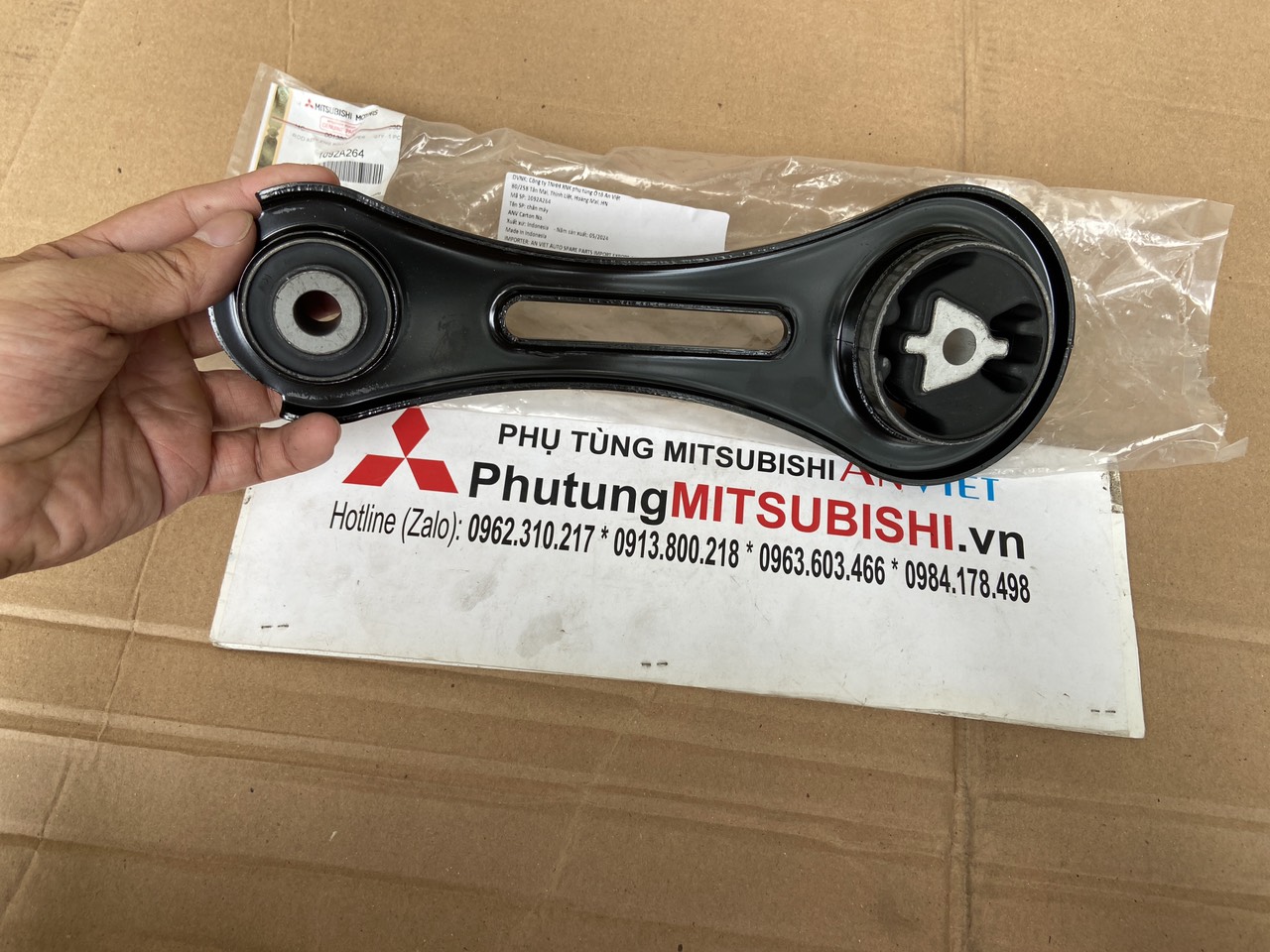 Cao su chân máy xe Mitsubishi Xforce