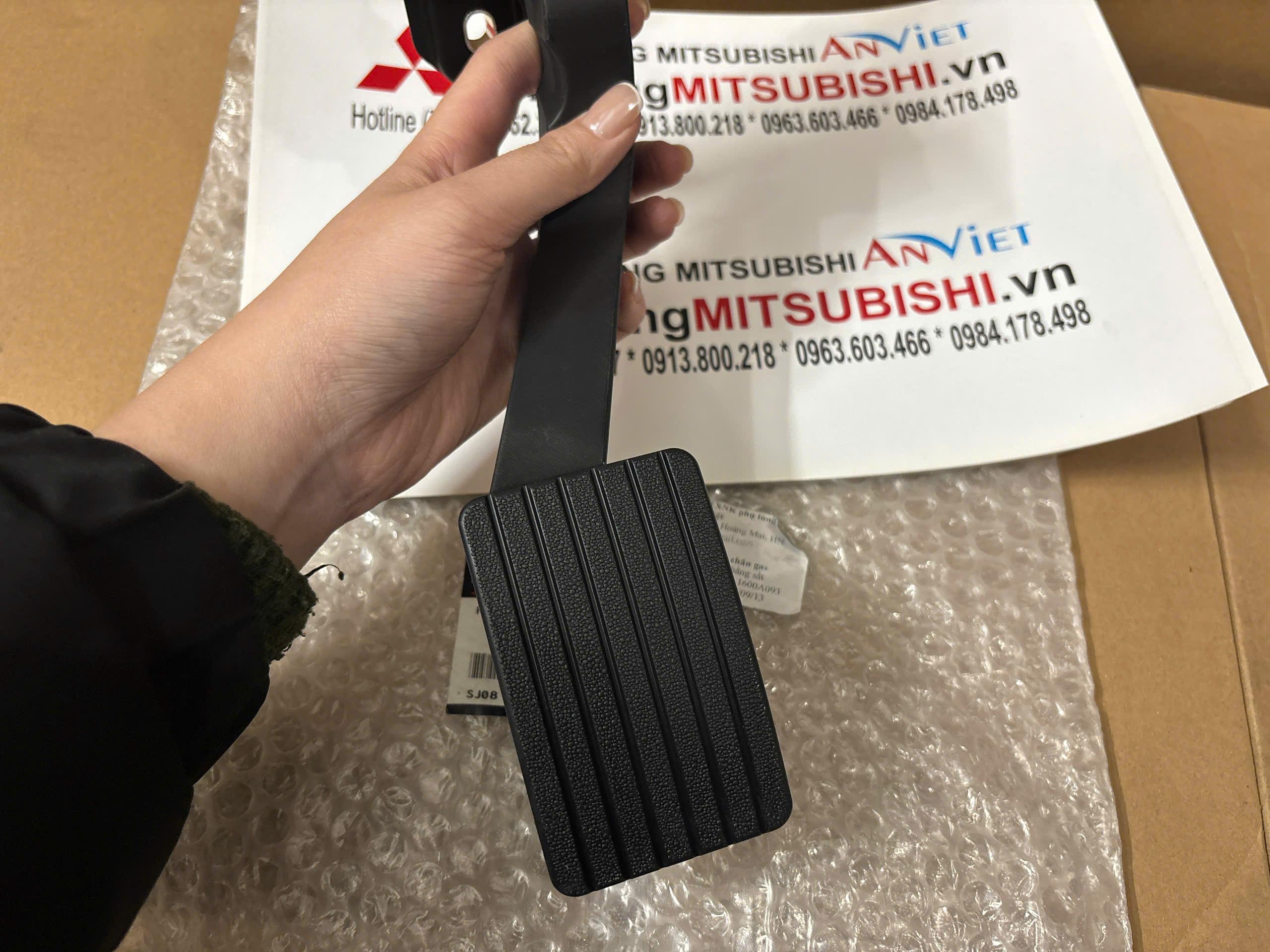 Chân đạp ga xe Mitsubishi Xforce